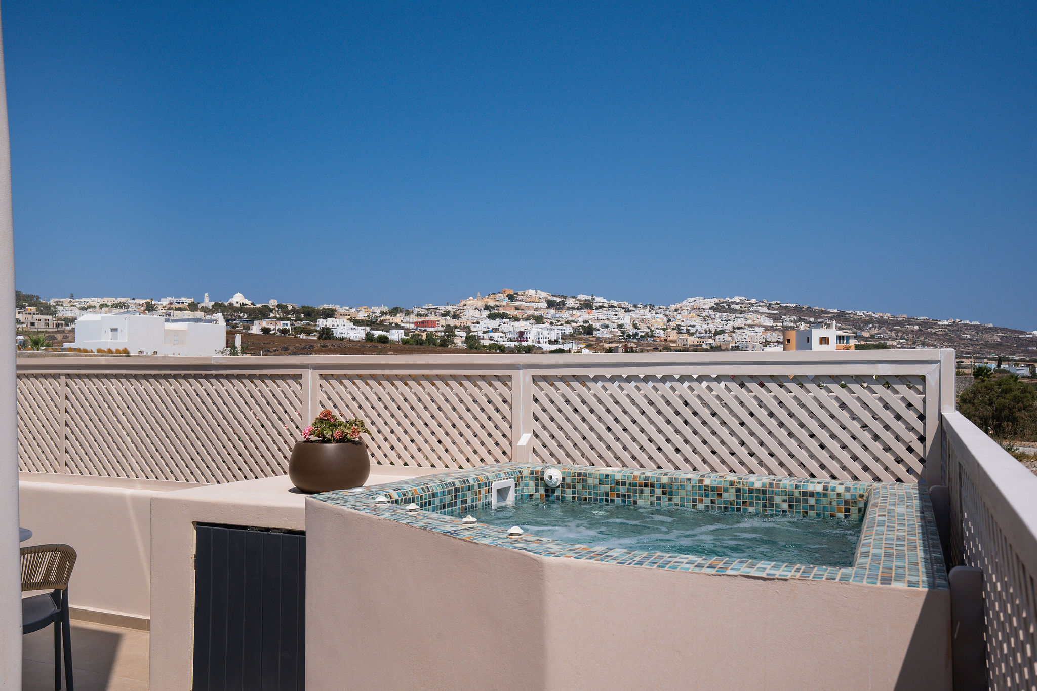 Suite 203 – Cozy Suite with Kitchenette & Balcony
